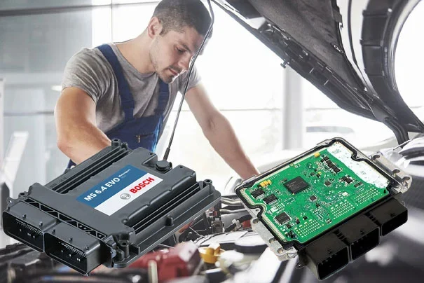 مکانیک در حال تعمیر ای سی یو (ECU) خودرو